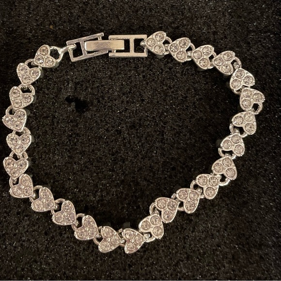 Silver Tone Crystal Heart Bracelet NIB - Picture 7 of 14